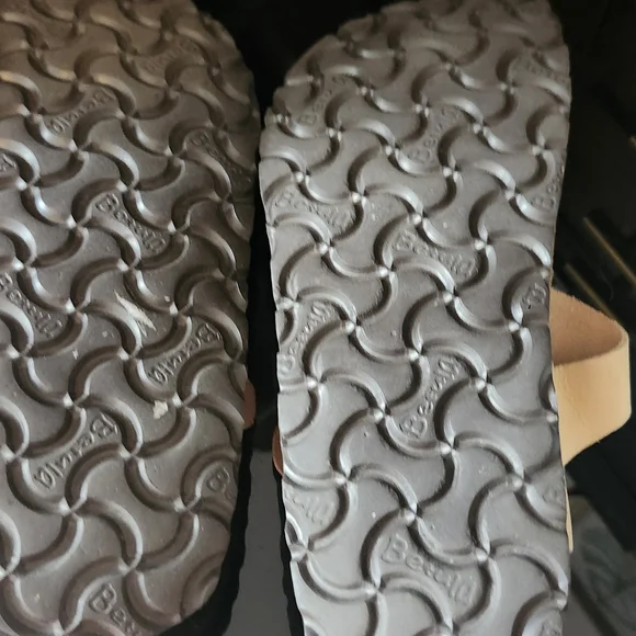 Elegant Beige Leather Sandals - Picture 3 of 3